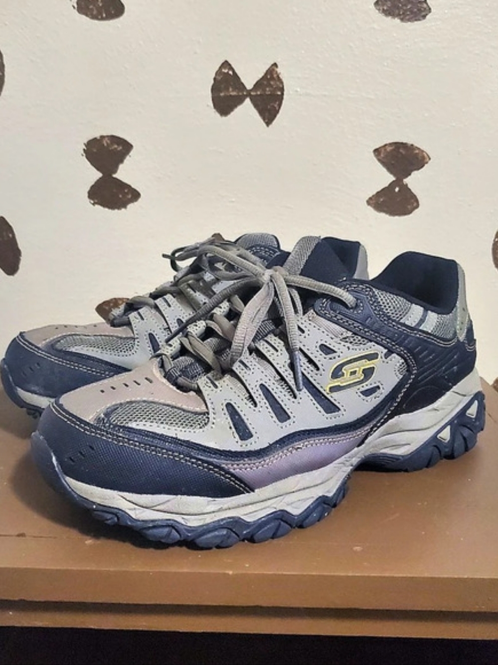 Skechers Athletic Sneakers in Gray & Black - Extra Wide Fit - Like New